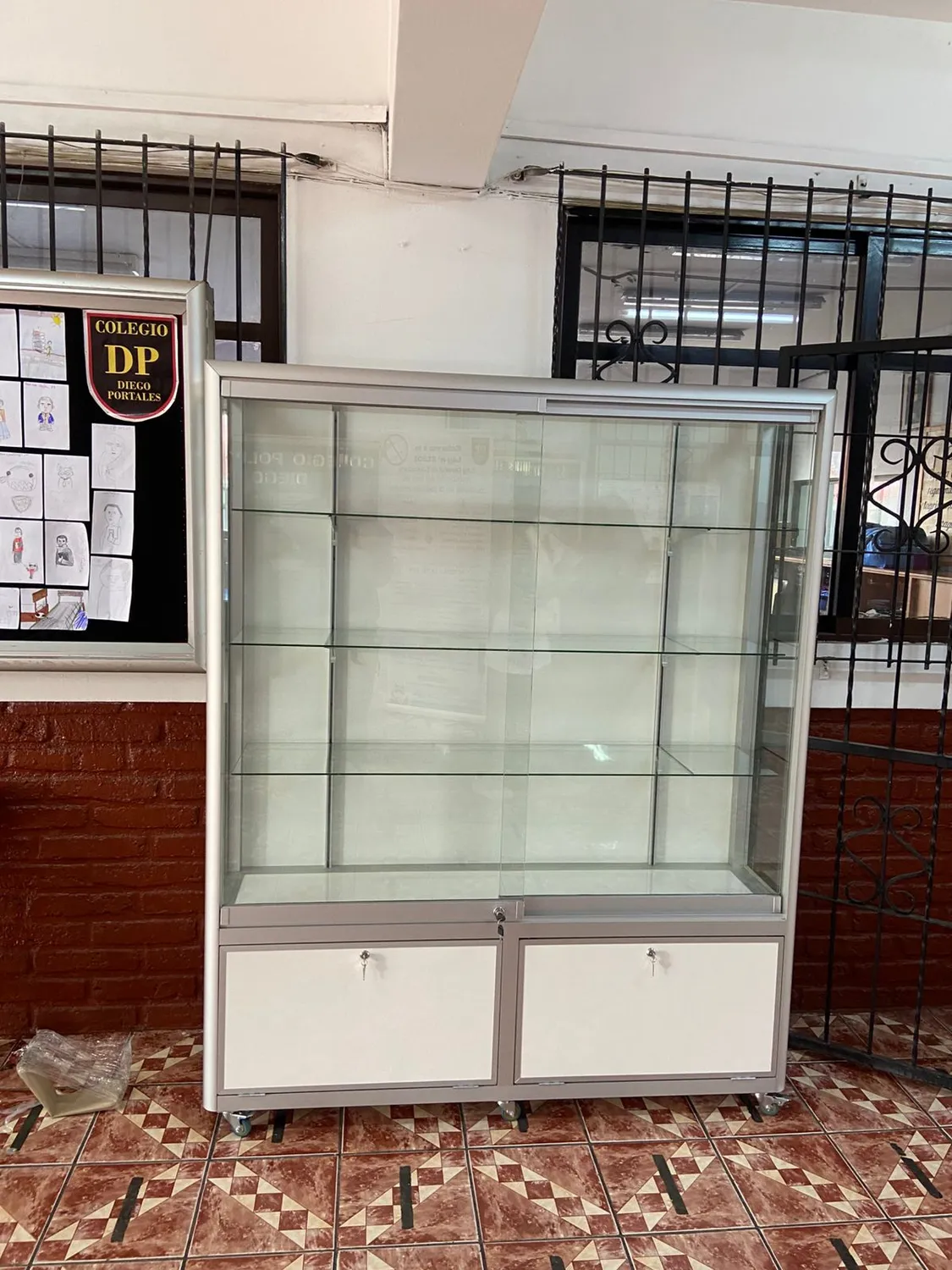 Vitrinas y Estantes — Diario Mural Comercial Provendi (foto 5)